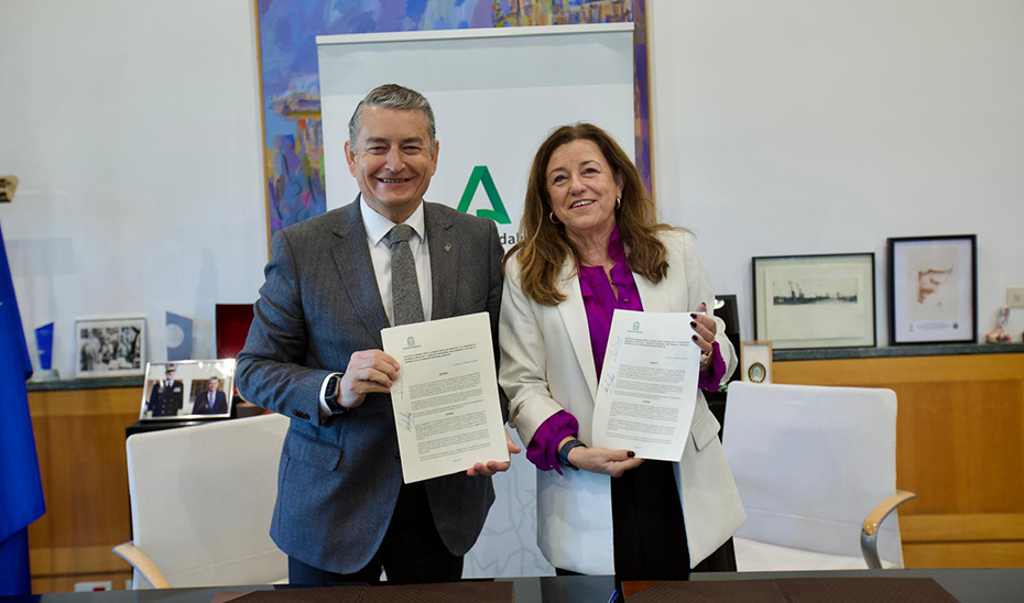 El consejero de la Presidencia y presidente de la Agencia Digital de Andalucía, Antonio Sanz, y la consejera de Desarrollo Educativo y Formación Profesional, María del Carmen Castillo, tras la firma del protocolo de colaboración.